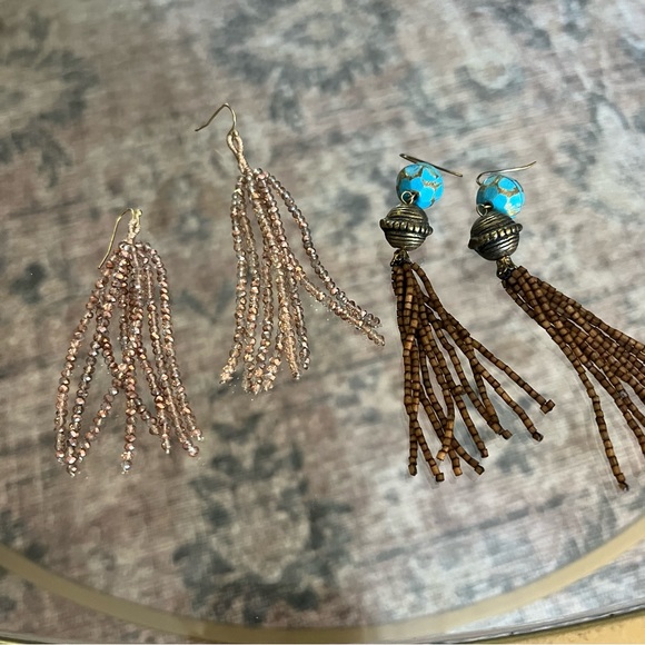 Jewelry - Set of 2 dangly earrings